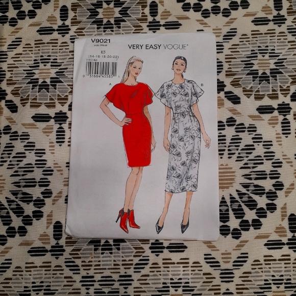 Vogue pattern, very easy vogue, dress, sizes 14 through 22 - Picture 1 of 2
